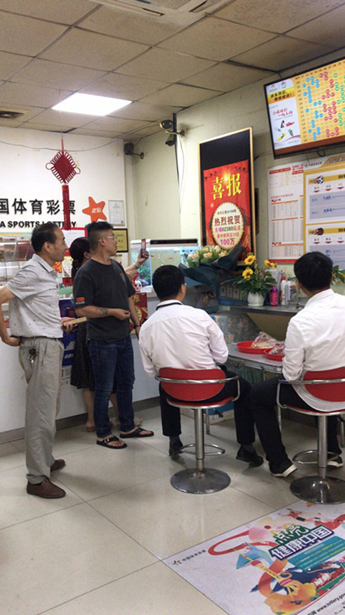 守得云开见月明  无锡购彩者获排5大奖100万 (2)_副本.jpg