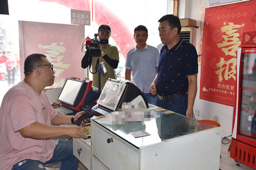 1599036520870231.jpg 淮安市购彩者喜中体彩超级大乐透一等奖855万元 (1)_副本.jpg