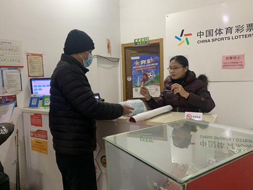 苏州常熟市体彩中心开展春节前网点走访慰问活动（图片）-3_副本.jpg