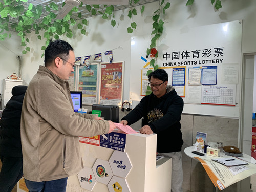 苏州常熟市体彩中心开展春节前网点走访慰问活动（图片）-4_副本.jpg