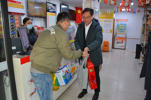 苏州市体彩中心开展春节前网点慰问和工作调研活动（图片）-3_副本.jpg