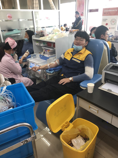 撸起袖子学雷锋 苏州体彩组织无偿献血活动（图片）-4_副本.jpg