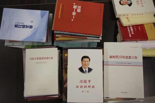 1615280192685560.jpg 扬州体彩设立图书角 丰富员工文化生活 (1)_副本.jpg