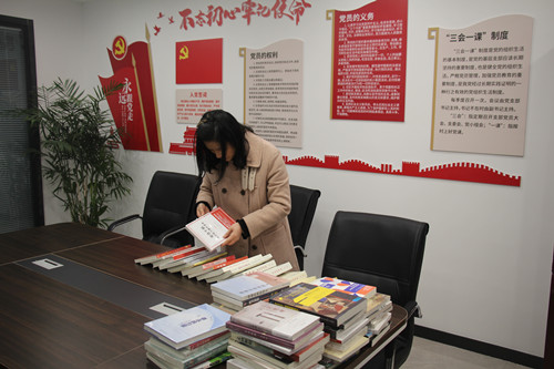 1615280204984203.jpg 扬州体彩设立图书角 丰富员工文化生活 (5)_副本.jpg