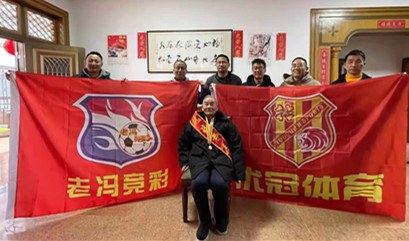 传承革命精神践行体彩公益 扬州竞彩业主慰问98岁抗日老兵施长银 (3)_副本.jpg