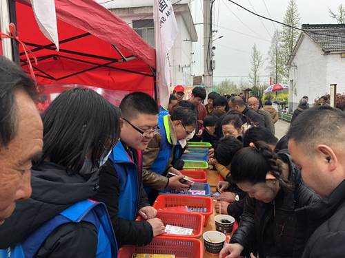 清明小长假 三月桃花开 扬州宝应体彩开展即开地推活动 (2)_副本.jpg