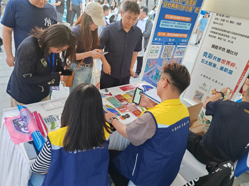 京口瓜洲一水间 体彩公益暖人心——苏超扬镇对决激情上演 扬州体彩“百场看球”活动添彩 (2)_副本.jpg