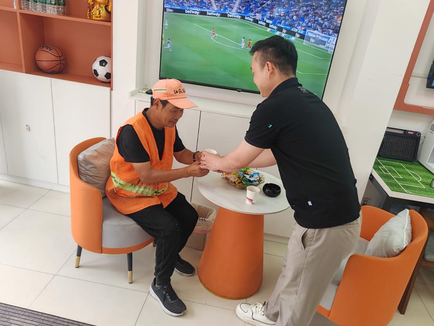 从为国“站岗”到为公益“站店”:扬州体彩代销者小何 (6).jpg 从为国“站岗”到为公益“站店”:扬州体彩代销者小何 (6).jpg