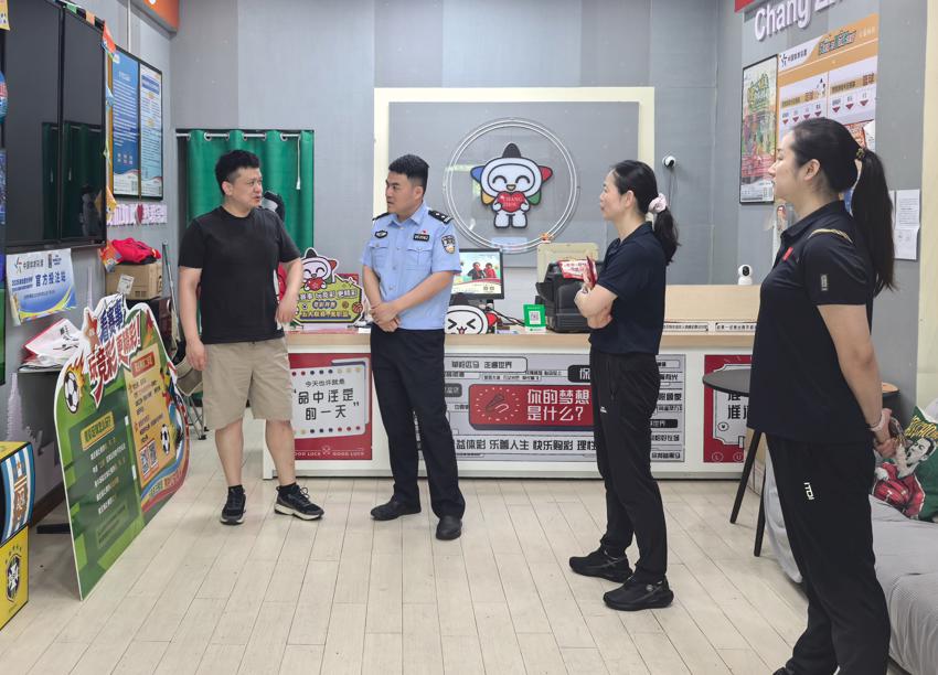 13.联合公安进行网点检查.jpg 13.联合公安进行网点检查.jpg
