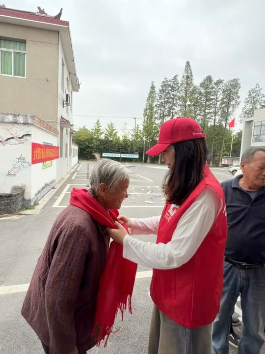 微光聚爱暖重阳 扬州体彩携手网点开展“公益体彩关爱季”敬老行动 (7).jpg 微光聚爱暖重阳 扬州体彩携手网点开展“公益体彩关爱季”敬老行动 (7).jpg