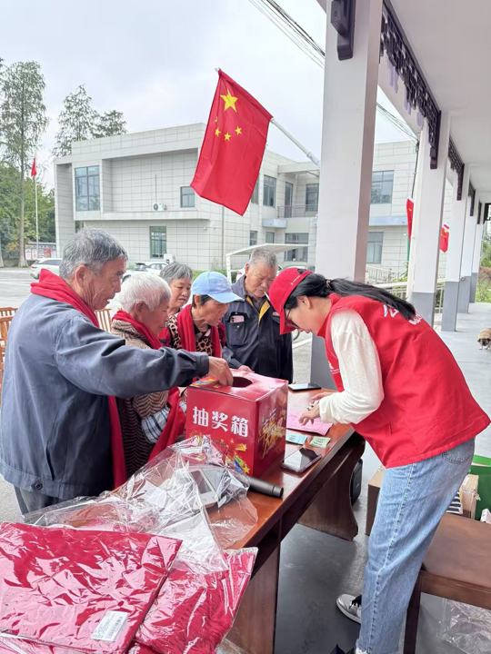 微光聚爱暖重阳 扬州体彩携手网点开展“公益体彩关爱季”敬老行动 (6).jpg 微光聚爱暖重阳 扬州体彩携手网点开展“公益体彩关爱季”敬老行动 (6).jpg