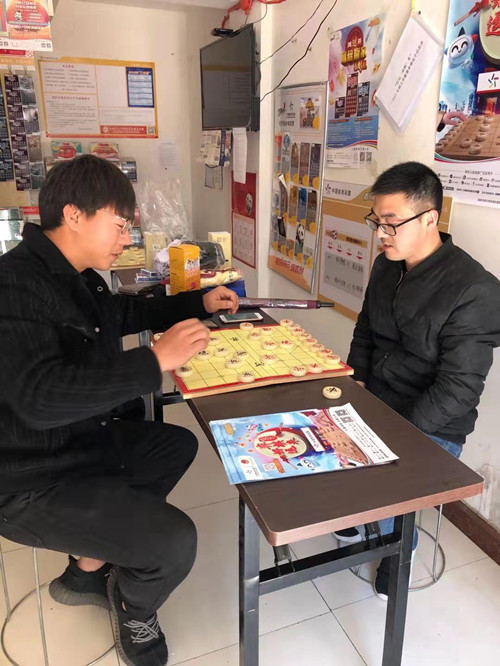 弘扬中华棋文化 连云港赣榆体彩开展棋王争霸赛活动1_副本.jpg