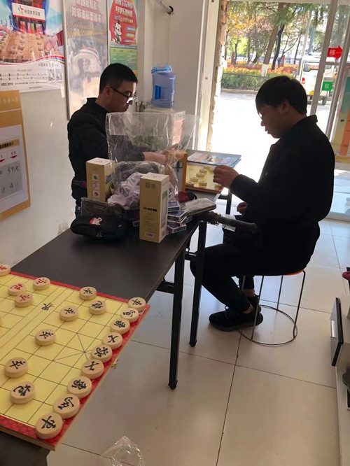 弘扬中华棋文化 连云港赣榆体彩开展棋王争霸赛活动2_副本.jpg