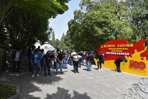 缅怀革命先烈   淮安体彩赴新四军刘老庄连纪念园开展党史学习教育活动 (2)_副本.jpg