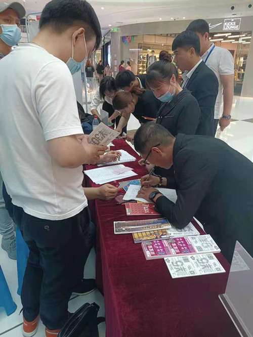 扬州体彩开展“520”即开地推活动 (1)_副本.jpg