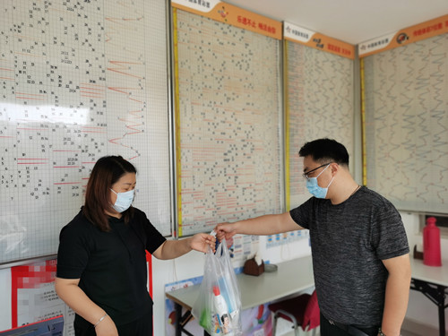 盐城市体彩中心为网点发放防疫物资_副本.jpg 盐城市体彩中心为网点发放防疫物资_副本.jpg