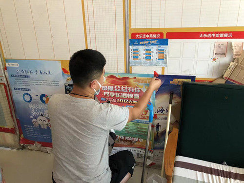 专管员帮忙张贴海报_副本.jpg 专管员帮忙张贴海报_副本.jpg