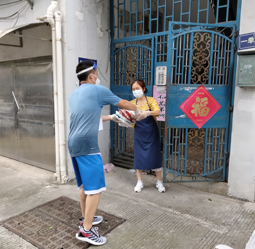 全力以赴 同心抗疫  风雨中的坚守的扬州体彩抗疫人 (2)_副本.jpg