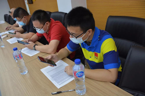 苏州体彩志愿者全力以赴辅助社区做好全员核酸预约登记演练 (2)_副本.jpg