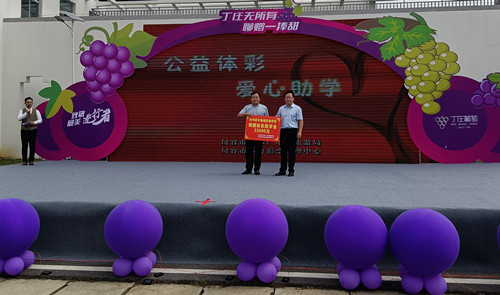 句容体彩开展“公益体彩 爱心助学”活动照片_副本.jpg