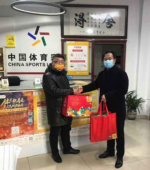 公益体彩暖人心 常州体彩新春慰问一线销售人员_副本.jpg