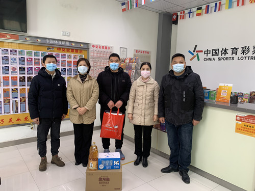 牢记公益使命  淮安体彩开展节前走访慰问活动 (1)_副本.jpg