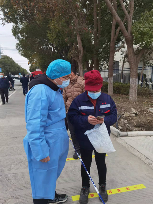 苏州太仓体彩人防疫一线践行责任彩票理念 (2)_副本.jpg