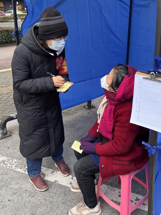 陆正霞在志愿服务现场.jpg 陆正霞在志愿服务现场.jpg