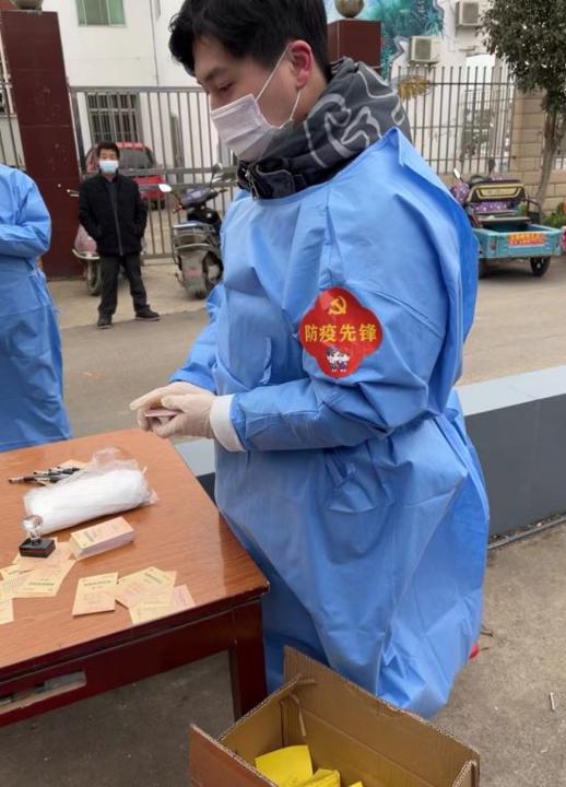 陈梓源在志愿服务现场.jpg 陈梓源在志愿服务现场.jpg