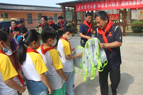 “微光行动”扬州体彩党支部关爱农村留守儿童 (2)_副本.jpg