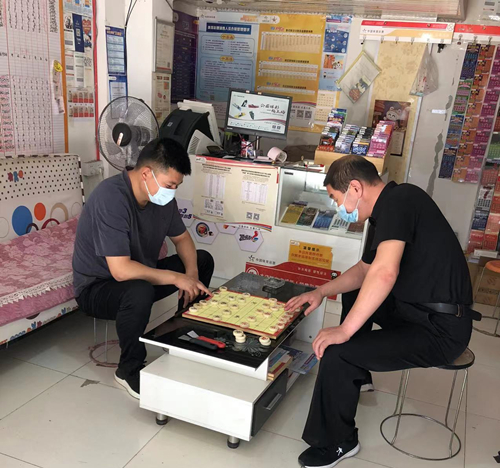 象棋高手汇聚一堂 连云港体彩棋王争霸赛火热进行中 (1)_副本.jpg