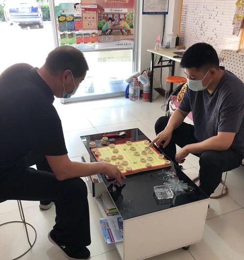 象棋高手汇聚一堂 连云港体彩棋王争霸赛火热进行中 (2)_副本.jpg