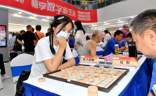 好运“弈棋”来 象棋大师徐天红“空降”体彩民间棋王赛现场2_副本.jpg