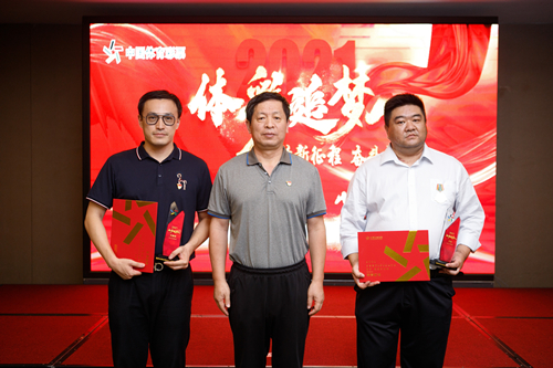 省体育局一级巡视员王志光为体彩追梦人颁发奖杯和证书:配新闻稿(二)_副本.jpg 省体育局一级巡视员王志光为体彩追梦人颁发奖杯和证书:配新闻稿(二)_副本.jpg