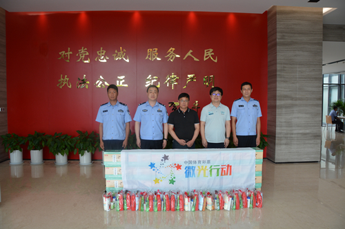 苏州市体育彩票管理中心开展微光行动——向城市守护者送去清凉问候4_副本.jpg