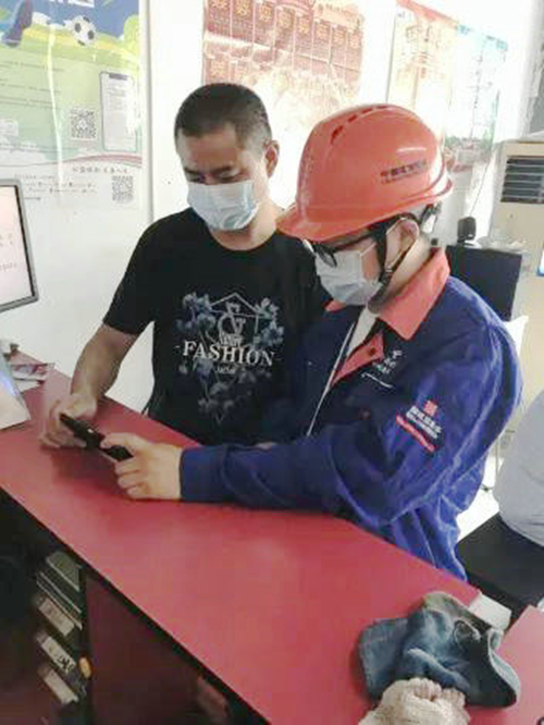 工程师帮忙解决设备故障_副本.jpg 工程师帮忙解决设备故障_副本.jpg