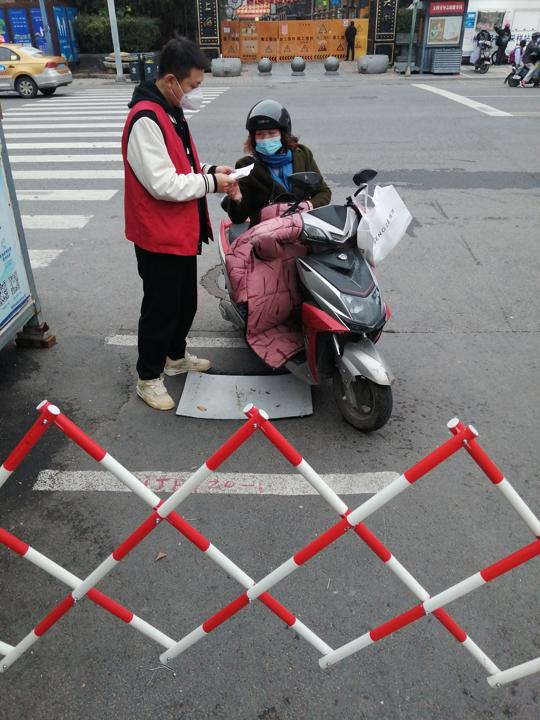 退役不退志 “疫”线显担当——连云港体彩党员积极参与疫情防控 (2).jpg 退役不退志 “疫”线显担当——连云港体彩党员积极参与疫情防控 (2).jpg