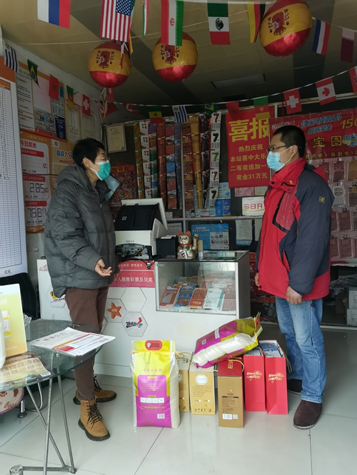 微光行动暖人心 连云港东海体彩走访慰问困难网点 (3)_副本.jpg