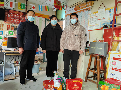 浓浓关怀暖人心  扬州体彩党支部“暖冬季”慰问走访站点 (1)_副本.jpg