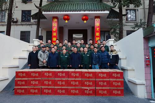 寒冬有温情 南京体彩慰问武警南京支队_副本.jpg