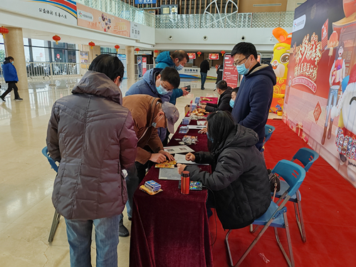 扬州体彩党支部组织开展微光行动“体彩新春季 瑞兔呈祥送好彩”新春地推活动 (2)_副本.jpg