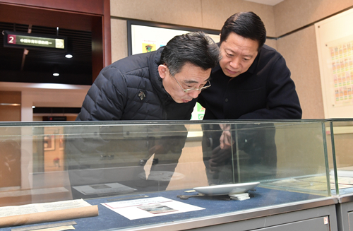 陈少军局长在参观五环彩票博物馆的藏品_副本.jpg 陈少军局长在参观五环彩票博物馆的藏品_副本.jpg