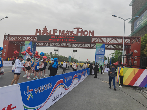 让体彩公益加深城市底色——扬州市体彩中心助力“2023扬州鉴真半程马拉松 ” (7)_副本.jpg