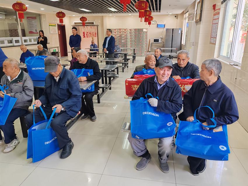 爱心暖重阳 扬州体彩党支部赴仪征新城镇敬老院开展“微光行动之公益体彩关爱季”活动 (2).jpg