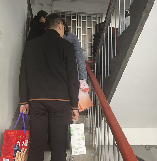 南通市体彩中心走进虹东社区 开展“微光行动之公益体彩关爱季”活动照片01_副本.jpg