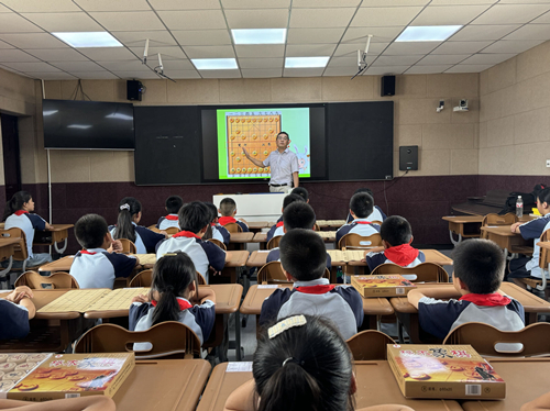 微光照亮希望 淮安体彩中心“微光行动之公益体彩快乐操场”象棋公益支教活动取得圆满成功 (1)_副本.jpg