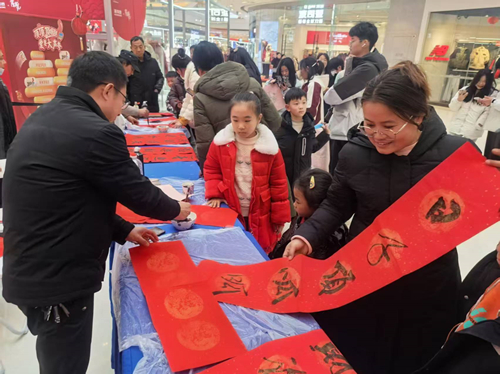 淮安市涟水县体彩中心开展“心相聚、梦同圆体彩新春季”送春联落地地推活动 (2)_副本.jpg