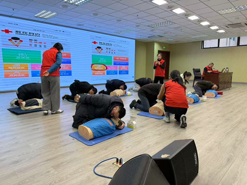 淮安体彩全员参加应急救护培训为体育行业安全保驾护航_副本.jpg