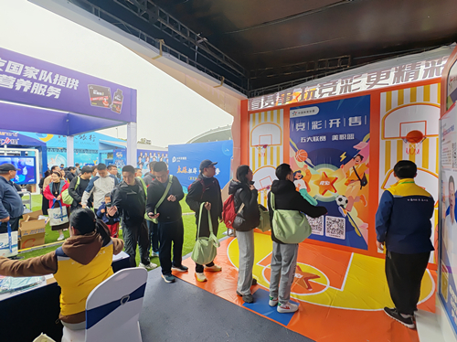 扬州体彩首推竞彩品牌地推活动 创新融合“体彩+体育”点燃扬马嘉年华 (2)_副本.jpg