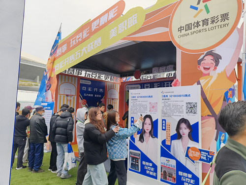 扬州体彩首推竞彩品牌地推活动 创新融合“体彩+体育”点燃扬马嘉年华 (6)_副本.jpg